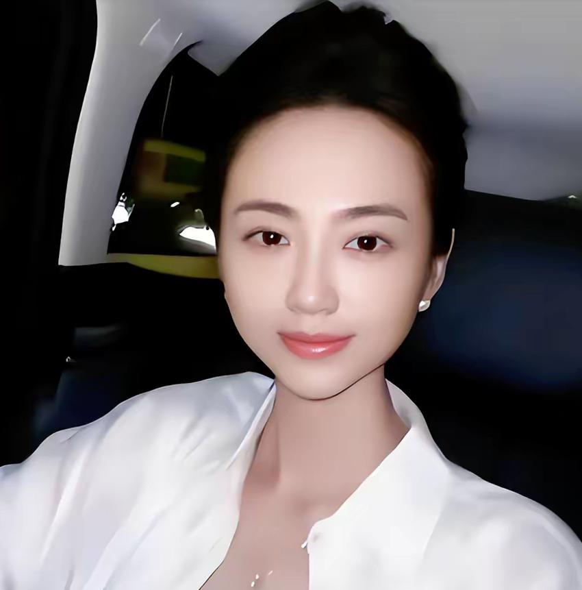 许家印被带走那天，白珊珊正在给学生纠正舞步。镜中姑娘们的裙摆扬起弧度，没人注意到