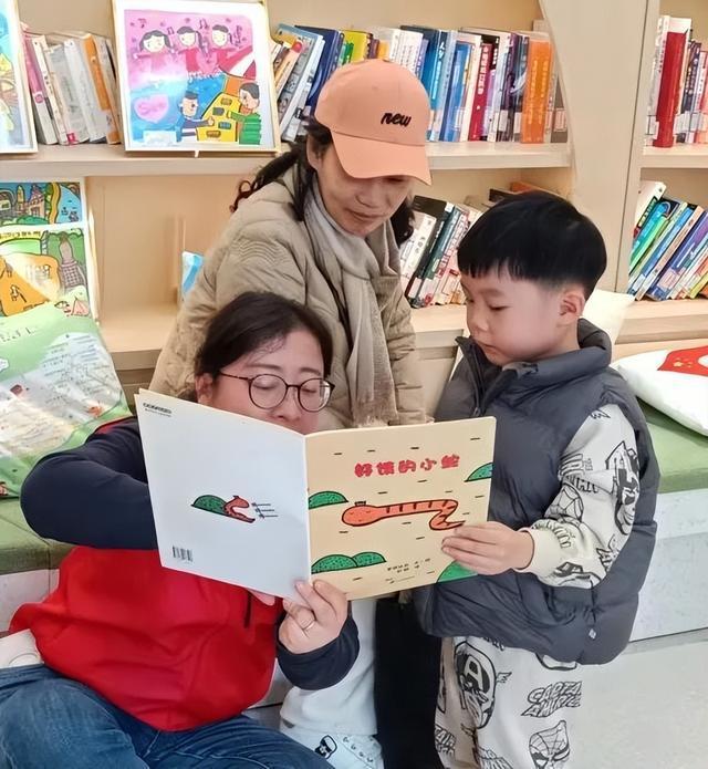 说到让孩子阅读，很多家长都会感到头痛，因为生活中我们常常看到很多孩子不愿读书、讨