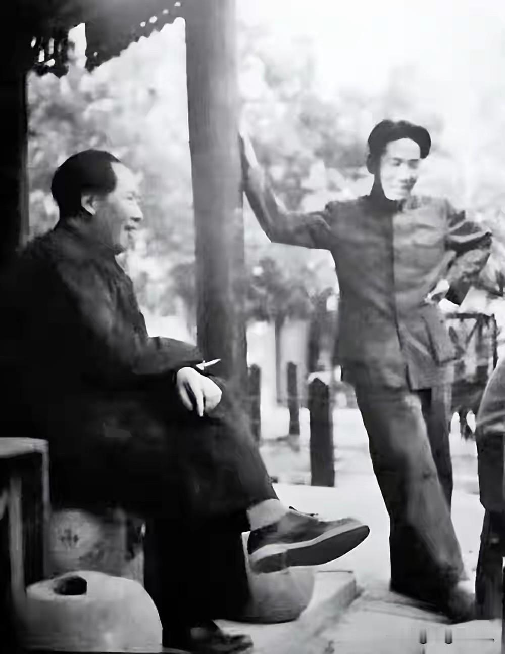 1950年朝鲜最痛一幕！凝固汽油弹焚尽作战室，彭德怀一纸电报手抖一小时
 
19