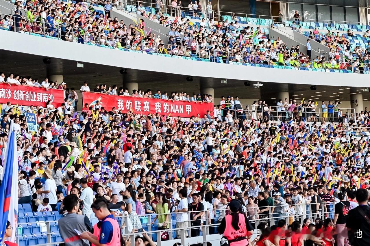 省超的开幕式变成了一场全民足球的狂欢，吸引了2.5万球迷入场观战。在开幕式前举行