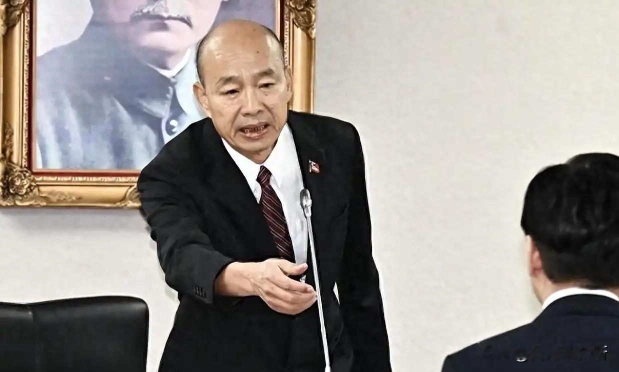 韩国瑜现在脾气这么大啊

据说大骂国民党总召集人傅崐萁
傅崐萁则四两拨千斤
说家
