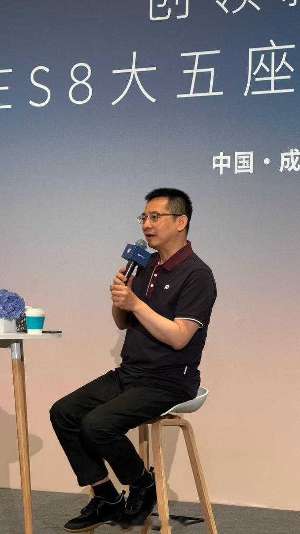 力洪：为什么追求大五座？就是面对储物、生活、车内空间不妥协的产物。ES8五座版既