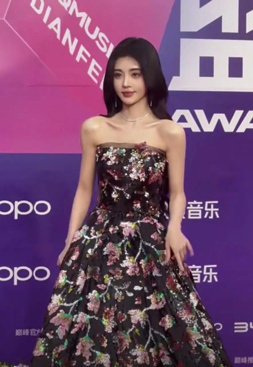 #鞠婧祎红毯#这个肩膀好看吗？ ​​​