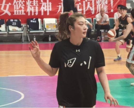 中国女篮开启加训！宫鲁鸣大名单有变，李梦狂砍25分宣告王者回归

 
中国女篮近