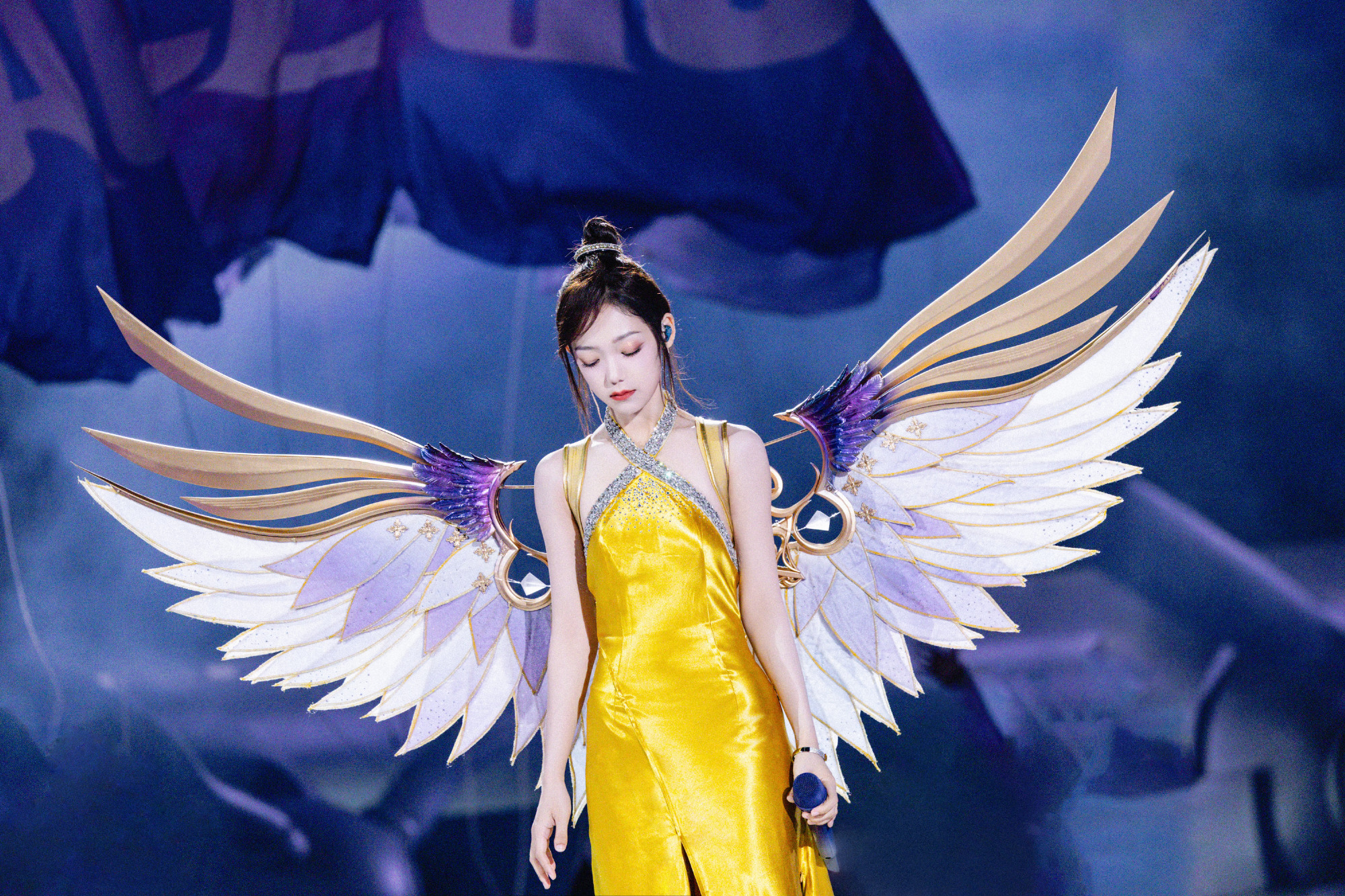 希林娜依高，金色耀眼，舞台上的天使少女。希林娜依高