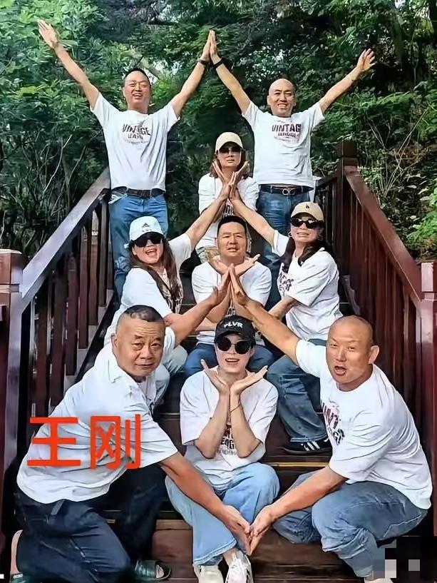 重庆老王那事儿，简直就象恶作剧。

从“受害者”到全网公敌，重庆老王只用了七天。