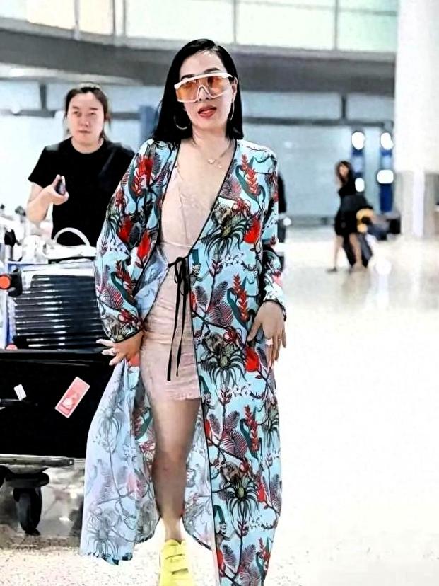 55岁钟丽缇在三亚这造型够大胆！穿得像情趣睡衣就出门，裙摆飘飘的，一点不藏着掖着