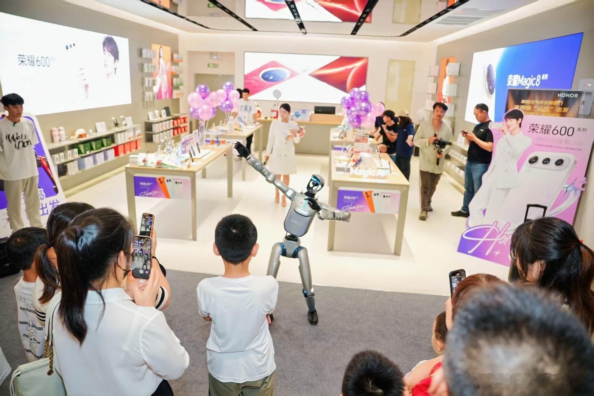 5月23日，荣耀耀机器人元气仔在厦门体验店当一日店长。差一点就成为无人体验店了。