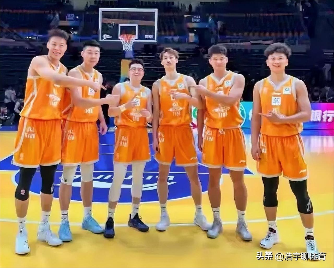 赵继伟调侃俞泽辰获得扣篮大赛亚军，不过外卡选手夺冠确实有点四不像。
昨晚的扣篮大