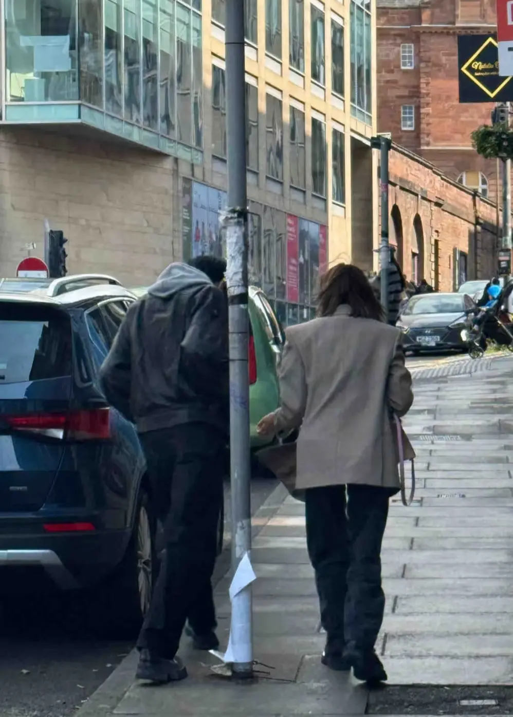 唐艺昕英国街头挽张若昀胳膊走路！夫妻俩感情真好，偶像小说呀