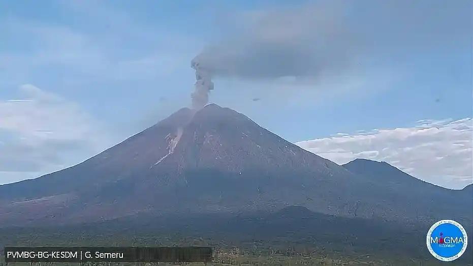 6小时6次喷发！印尼塞梅鲁火山“发威”

当地时间12月21日，印尼东爪哇省的塞