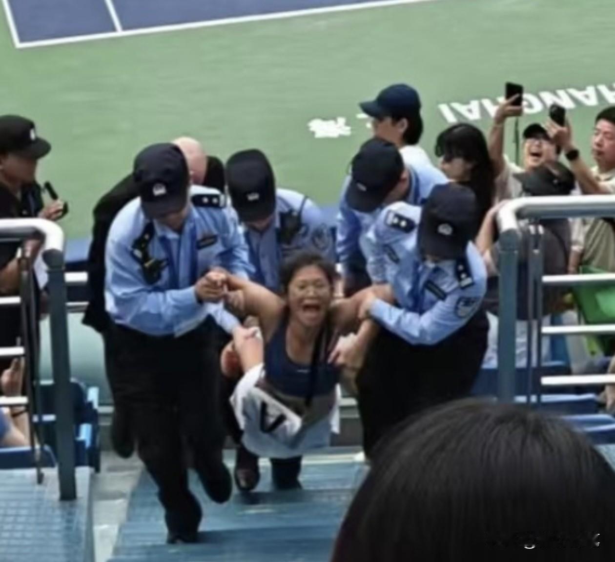 上海网球大师赛现场，一嫁给外籍的女子现场大喊大叫，态度如此嚣张，其实影响最大的是