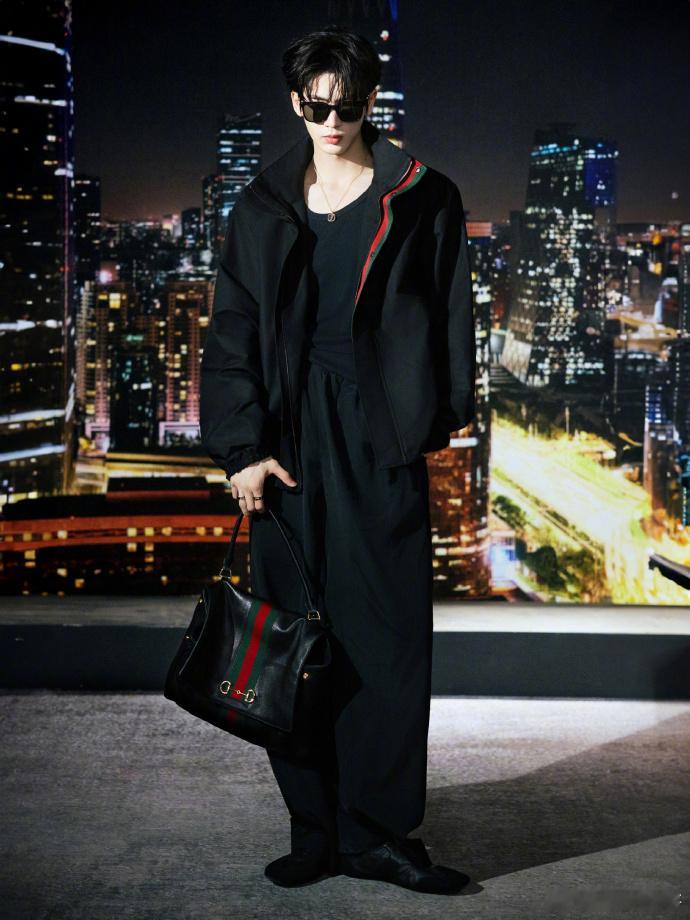 张凌赫纽约Gucci看秀出发图 