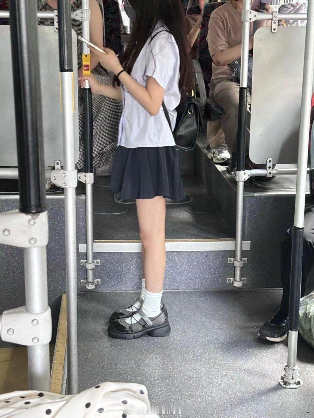 公交车上看见的，我无语了…😅沃趣！真对自己无语住了，坐公交东看西看，结果看中了