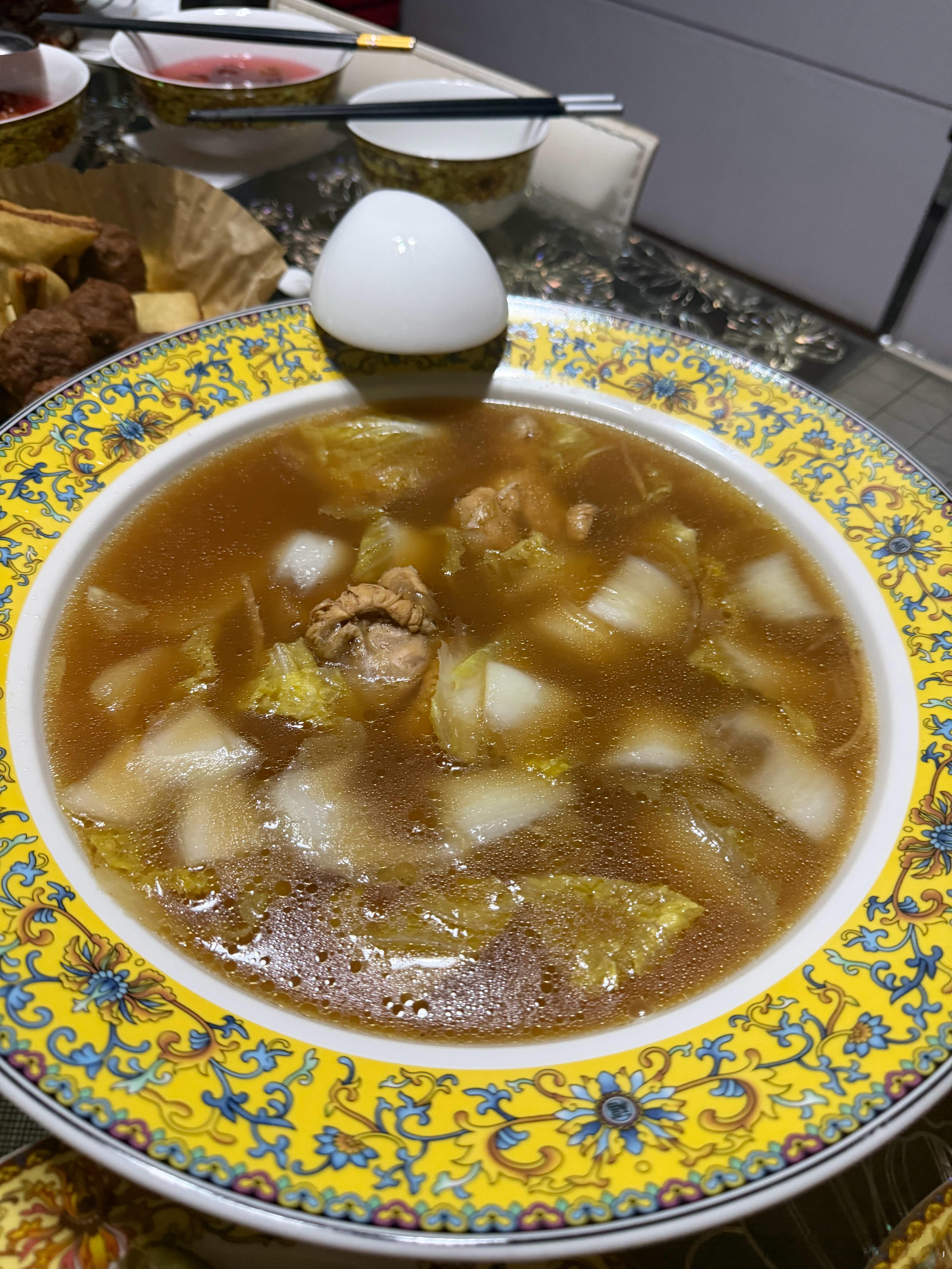 抓紧时间，再集中发一下这两天的晚饭～哈尔滨最近四点多就天黑，我爸在院子里呆的时间