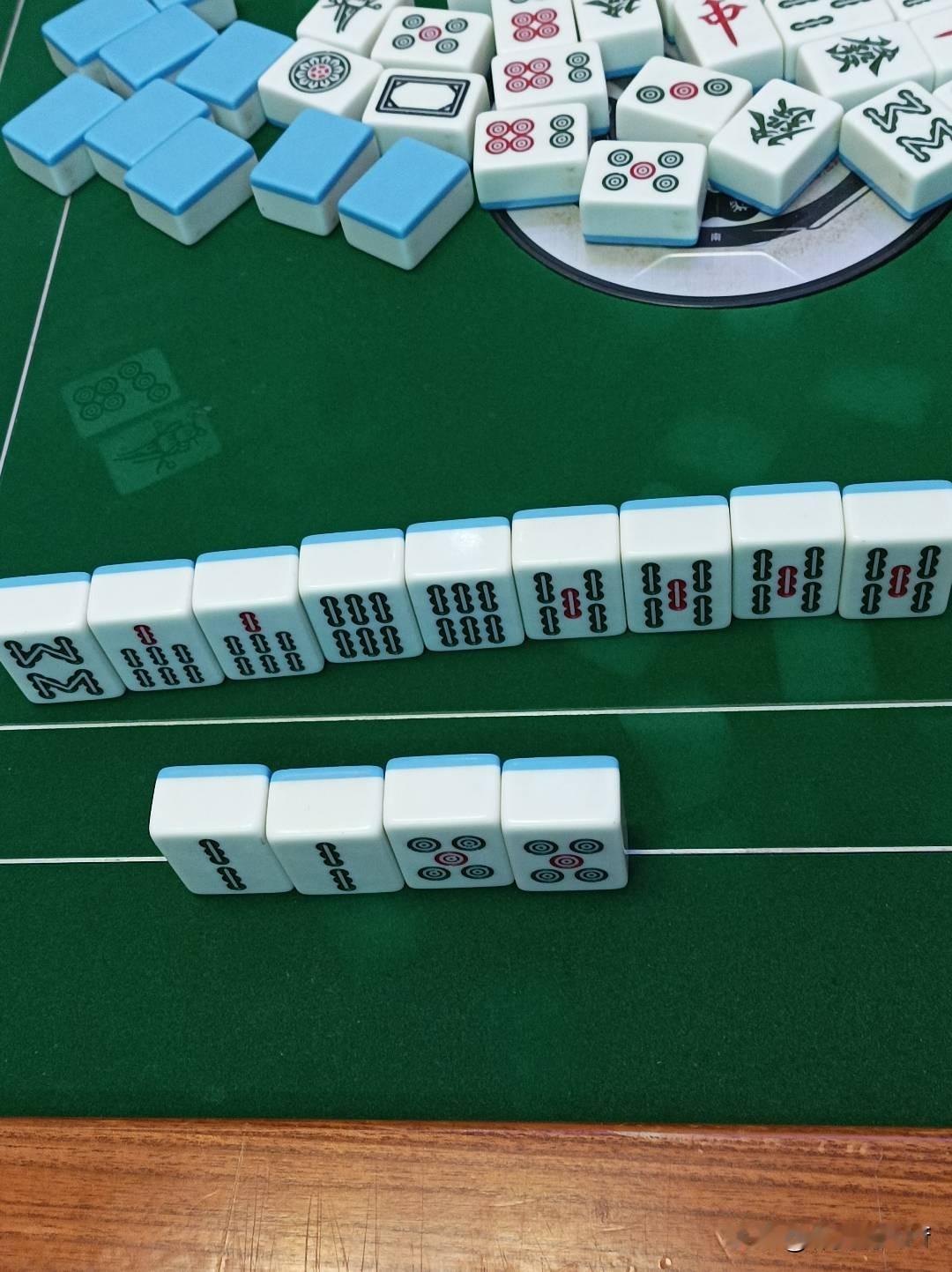 不会打麻将的男人丢人不？就算不丢人，也有点尴尬。我们同事聚会，就一个男人不会打麻
