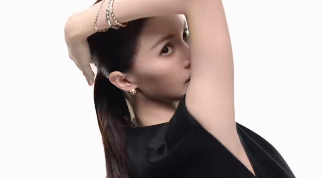 金晨撑住了贴头皮造型   金晨超绝骨相美和自身气质完美驾驭贴头皮造型，眼神深邃而