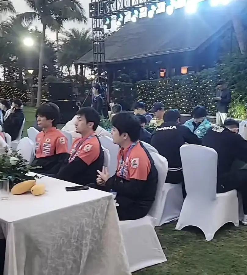 孙颖莎在海口晚宴只穿一件薄运动衫，旁边队友裹羽绒服像过冬。

央视镜头扫过去，她