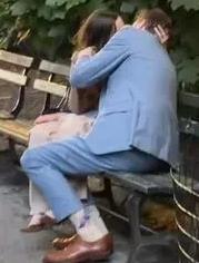 "太炸裂了！"美国纽约，一博主在公园，拍下两名身着职业装的男女在长椅激情接吻，发