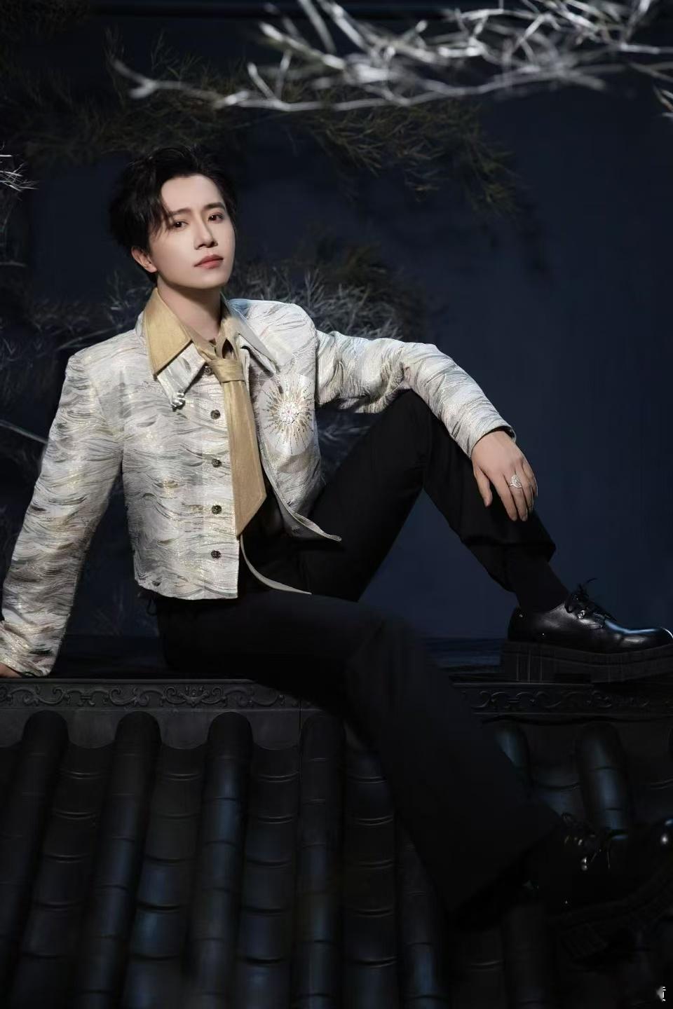 伯远衣服上是真贵州苗银  是谁还没看到伯远湖南春晚造型？衣服上的贵州苗银超亮眼，