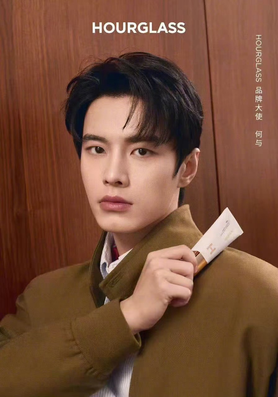 何与✖️官宣出任HOURGLASS品牌大使 
