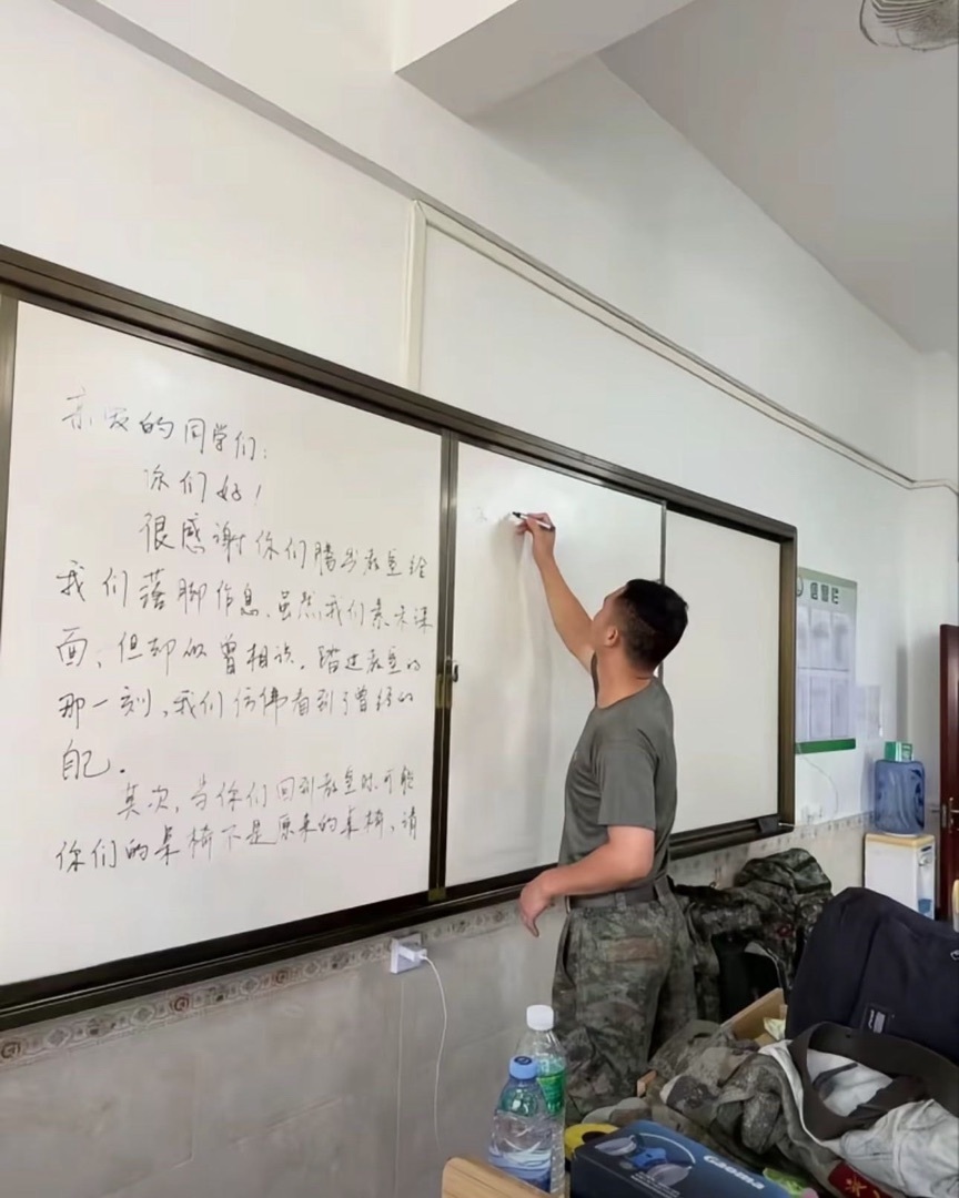 大半夜的被感动到了不愧是人民子弟兵，太暖了