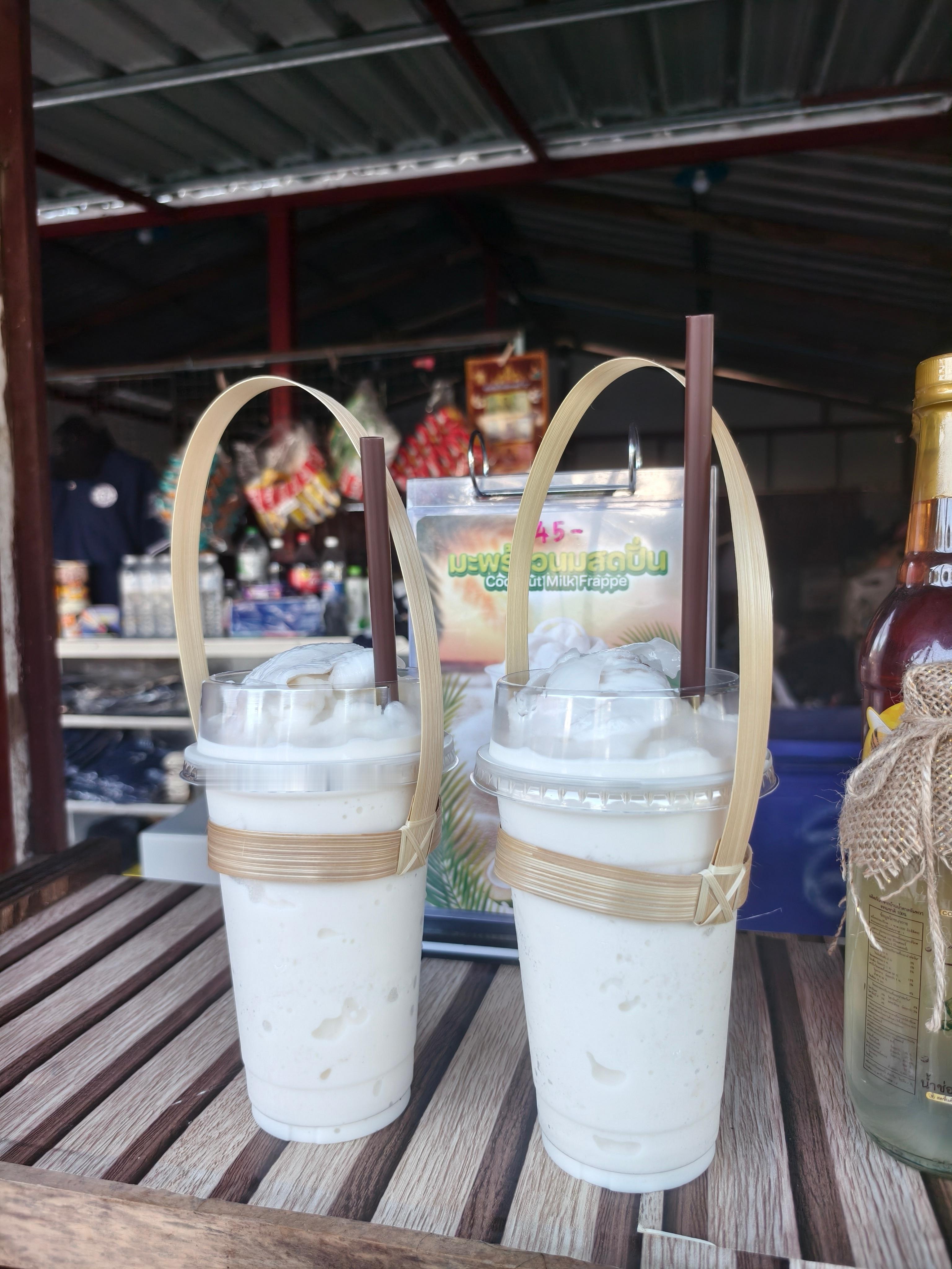 分享一下泰国华欣🇹🇭的物价：图1小档口的椰子汁🥥非常纯正料很足，一瓶大概9