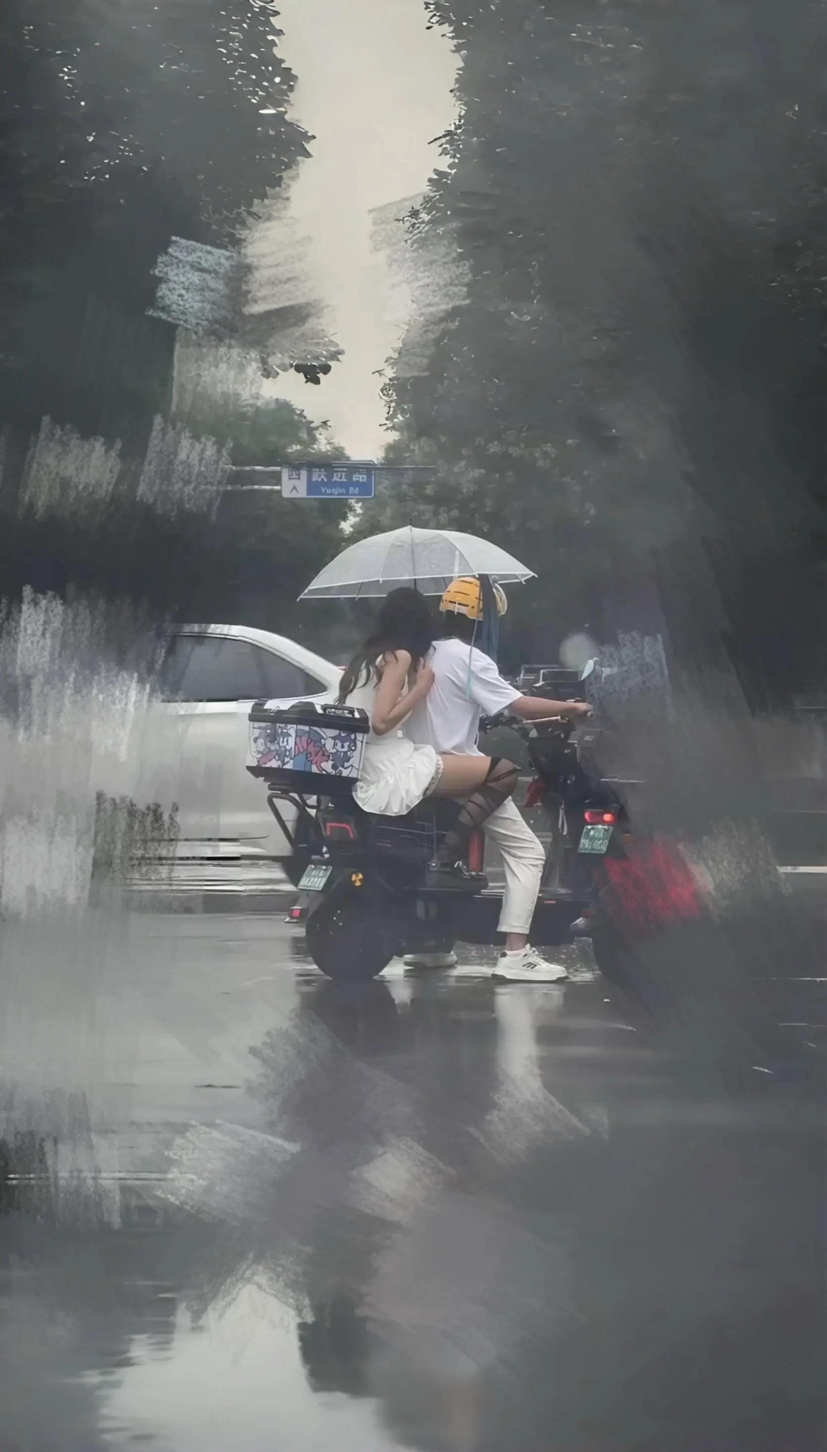下雨天陪男孩子出来送外卖的女孩子可不多了