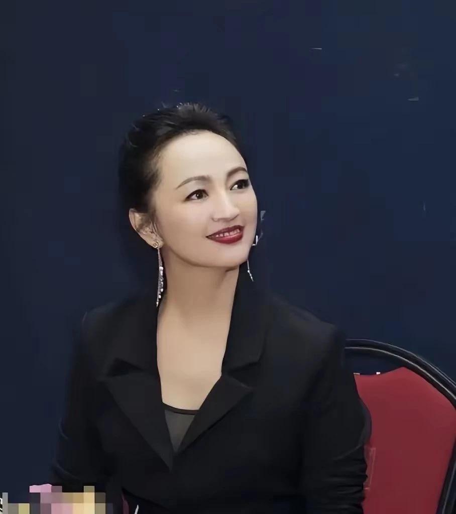 华谊老板娘出席活动，低调得让人眼前一亮！身为影视大佬的总裁夫人，她没戴那些夸张的