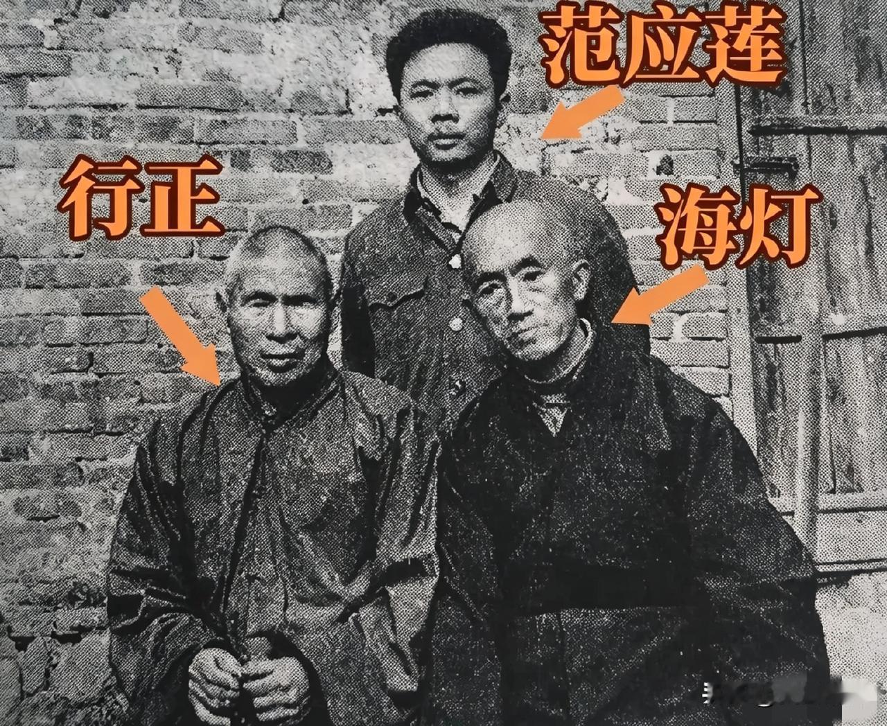 八二年夏，释行正赴川请海灯法师来少林教武，临行前合影留念。海灯俗名范无病，由义子