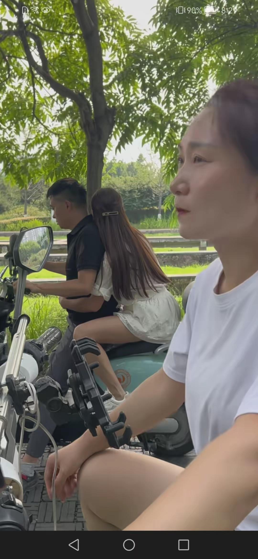 丈夫事前特意和妻子报备休息日需要在岗加班，可妻子外出途中却在路上撞见他驾驶电动车