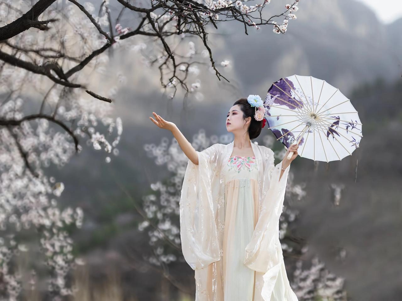 桃花坞里桃花庵，桃花庵里桃花仙。桃花仙人种桃树，又摘桃花换酒钱。我在天桂山等你来
