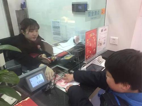 大妈在银行存了20万定期，3年后到期取款时却发现2万多的利息没了，还倒欠银行70