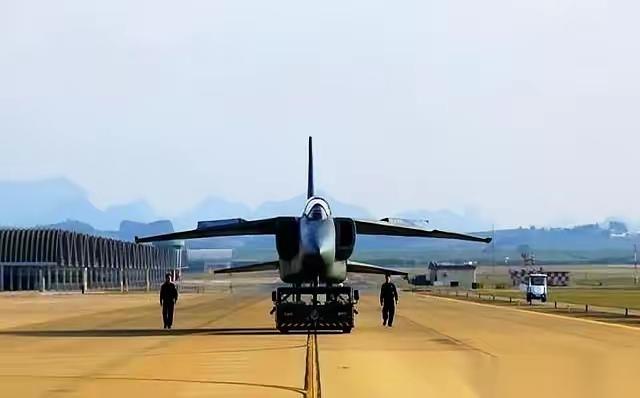 警报响了，机场来了场模拟袭击，熊猫家的战机和人员赶紧疏散开，装备拆成小份藏进山里