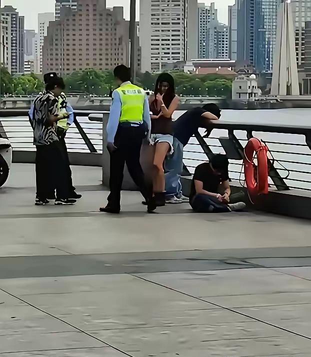 上海景区这桩乌龙我看完直接笑到跺脚，转头又莫名有点心疼这位保洁阿姨。
     