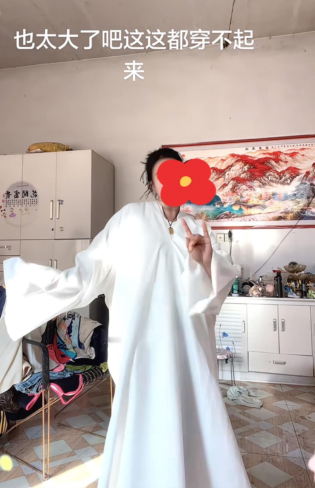 现在的人也敢拍了。
婆婆百天祭日，儿媳妇穿着一身雪白的孝衣翩翩起舞，再配上欢快的