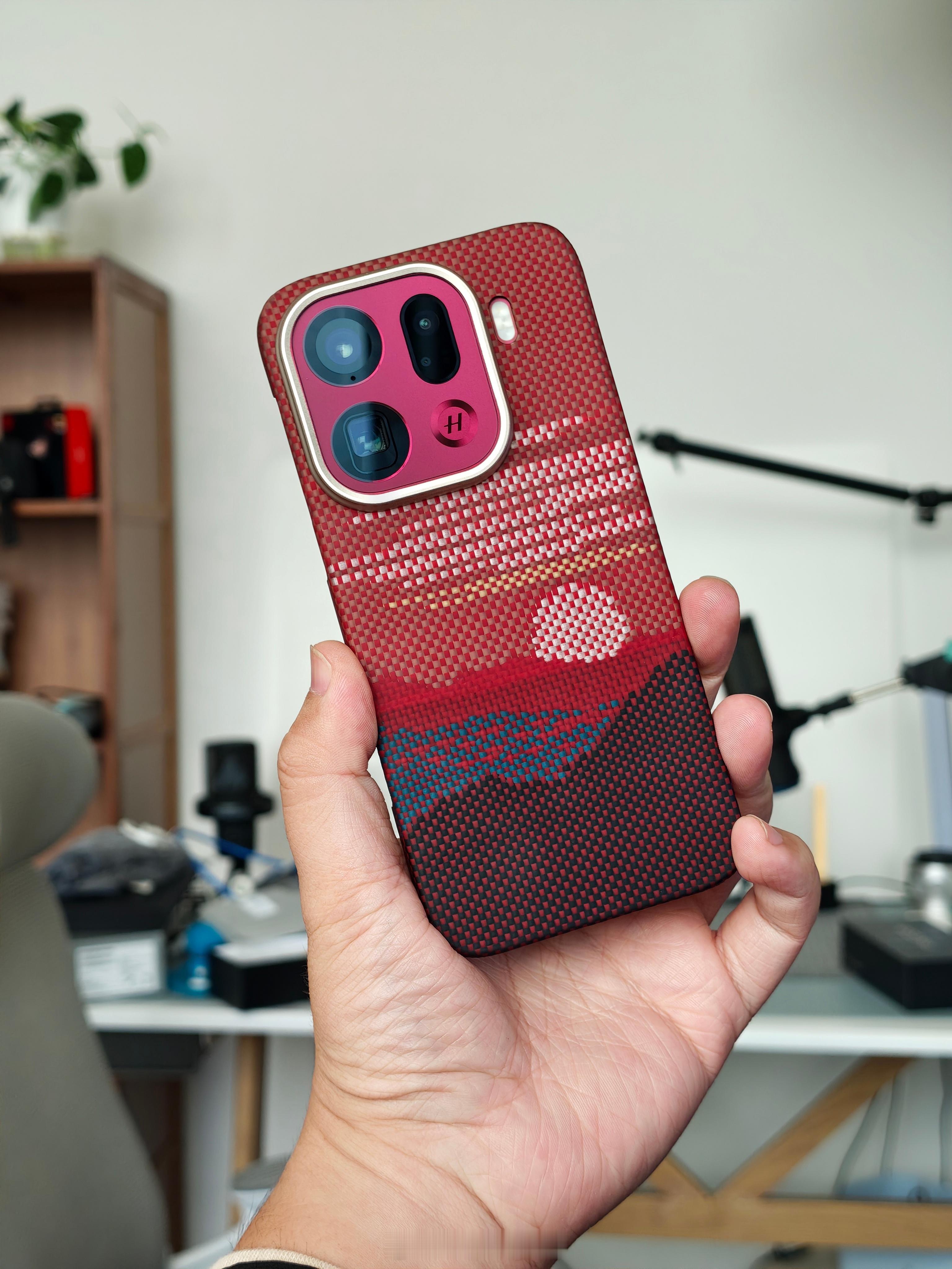 给我的OPPO Find X9 Pro买了个红色的凯夫拉，和我的红色还是很搭的，