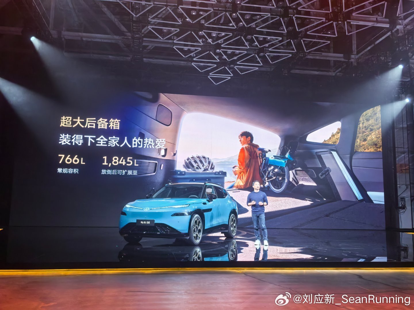 豪华大五座新卷王来了与众08，戳中家用痛点，且面面俱到。5米车长搭配3030mm