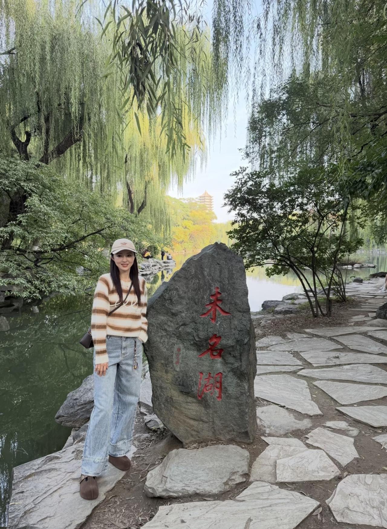 10月7日，有位网友在北京偶遇董璇，她现身北大的画面。

董璇整个暑假都是和女儿