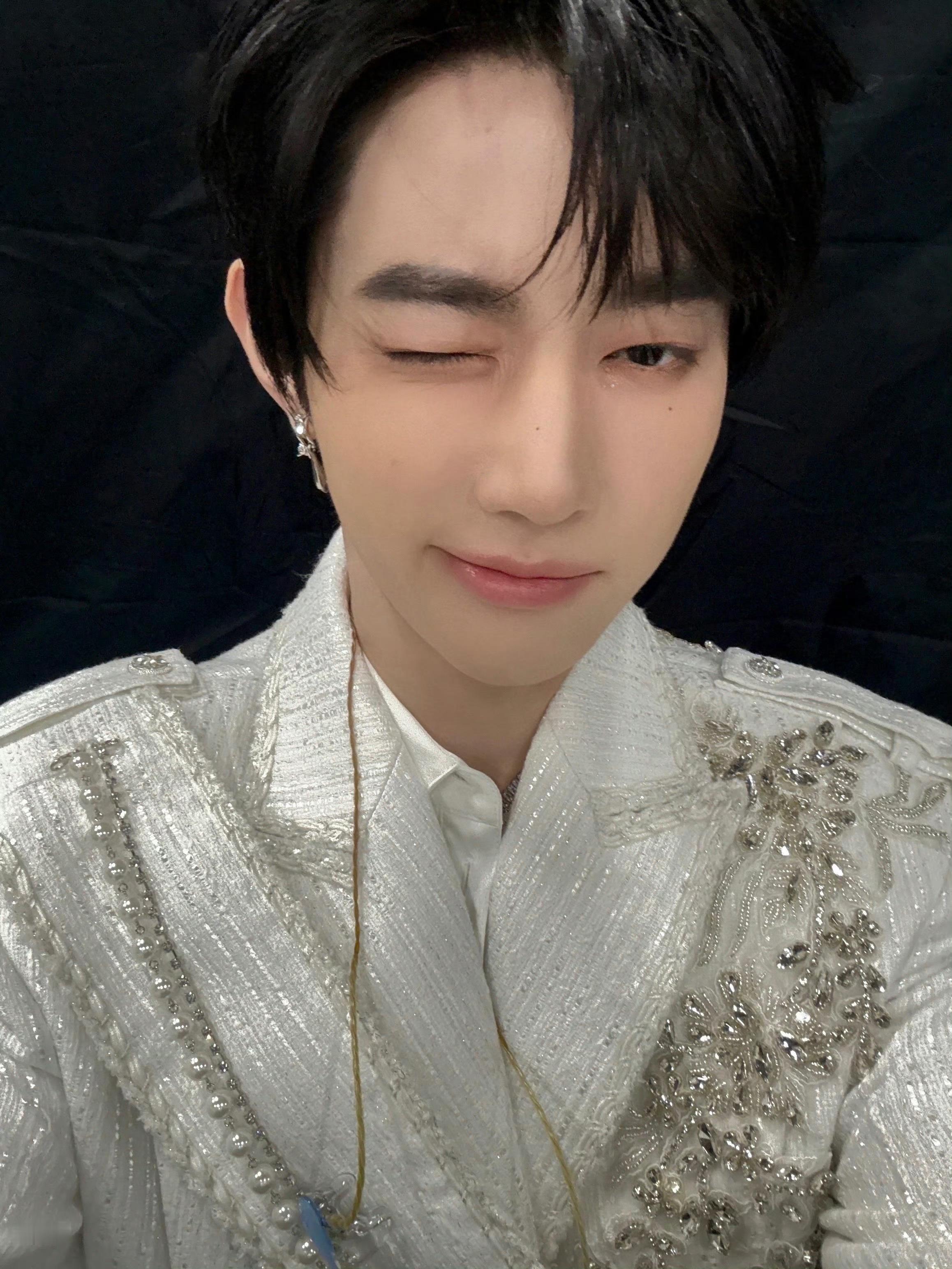 章昊自拍两张 📷 SBS歌谣大战