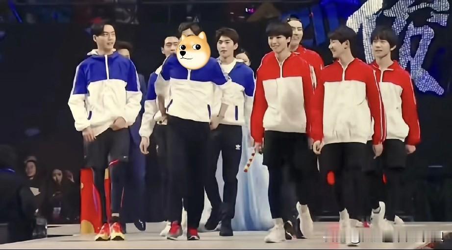 陈伟霆是真的顶流过啊！

芒果台某年跨年，效仿弯弯综艺，搞了个红蓝对抗赛。

那