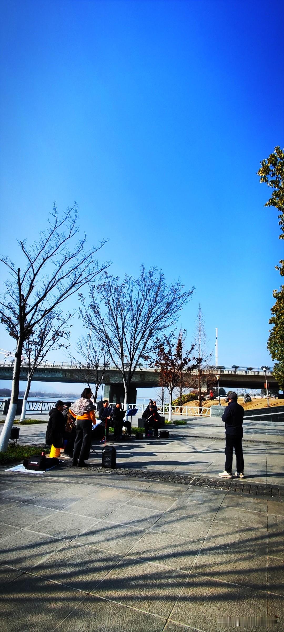 晒图笔记大赛这是龙岗大桥这边的“自乐班”，几位大爷当乐手，几个大妈当唱将，鬼哭狼