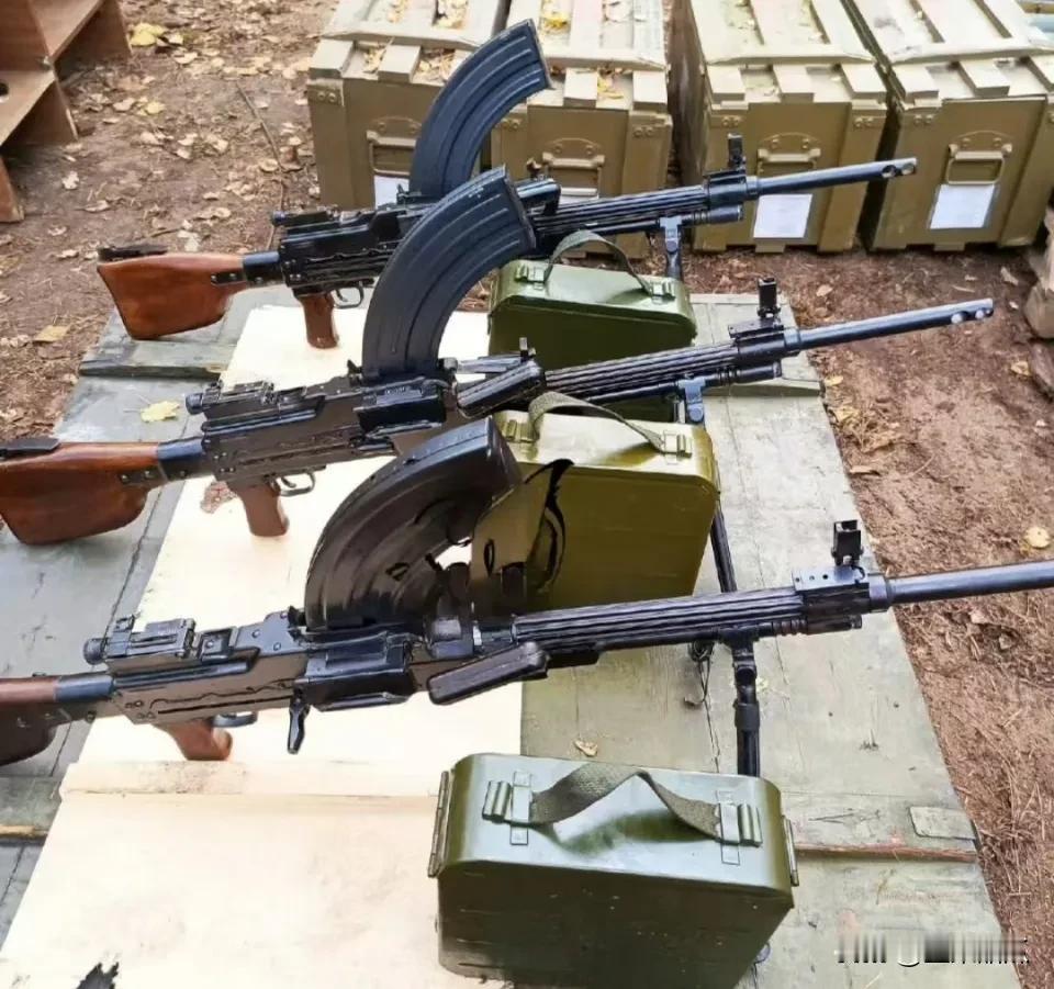 库尔斯克战场上，人们惊奇的发现苏俄系列外的机枪，弯弯的长弹夹，与俄罗斯人常用的弹