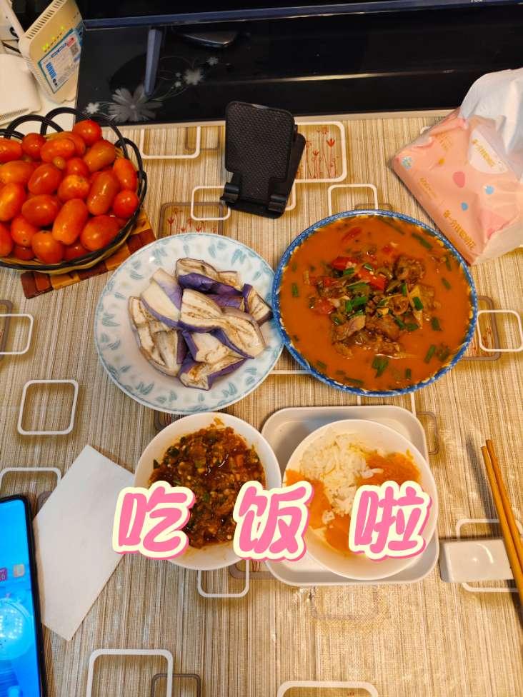 普通百姓的生活，因为热爱，才有了浓浓的烟火气
今日午饭，做的想吃的南瓜白米饭，蒸