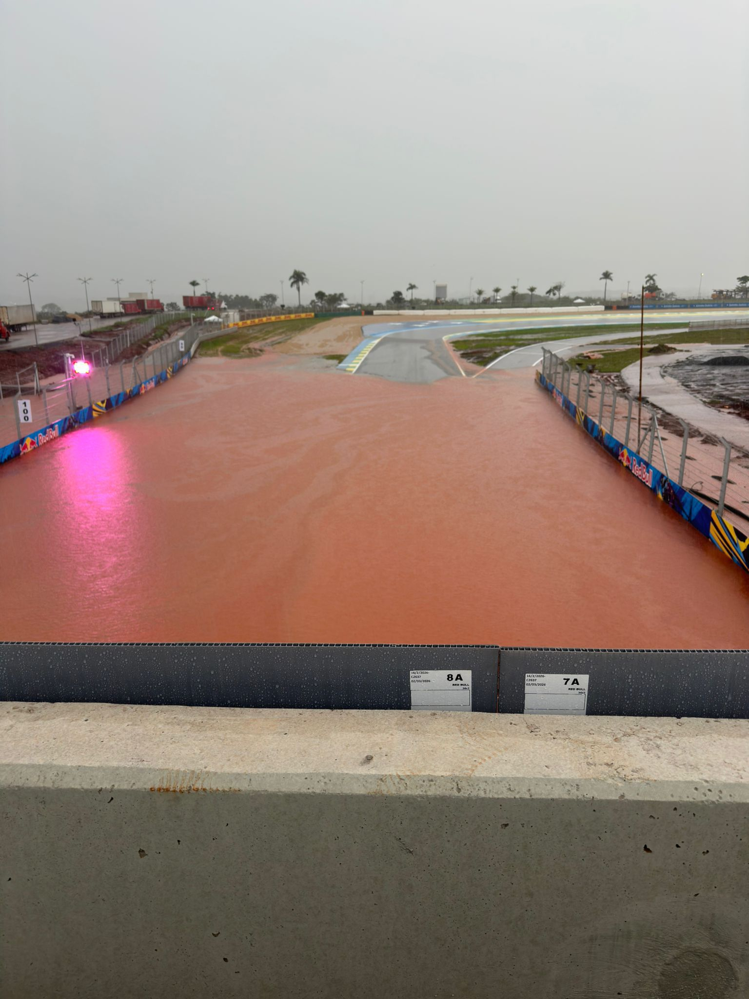 本周即将举办MotoGP的巴西戈安尼亚赛道被洪水袭击，距离比赛开始只有2天了。。