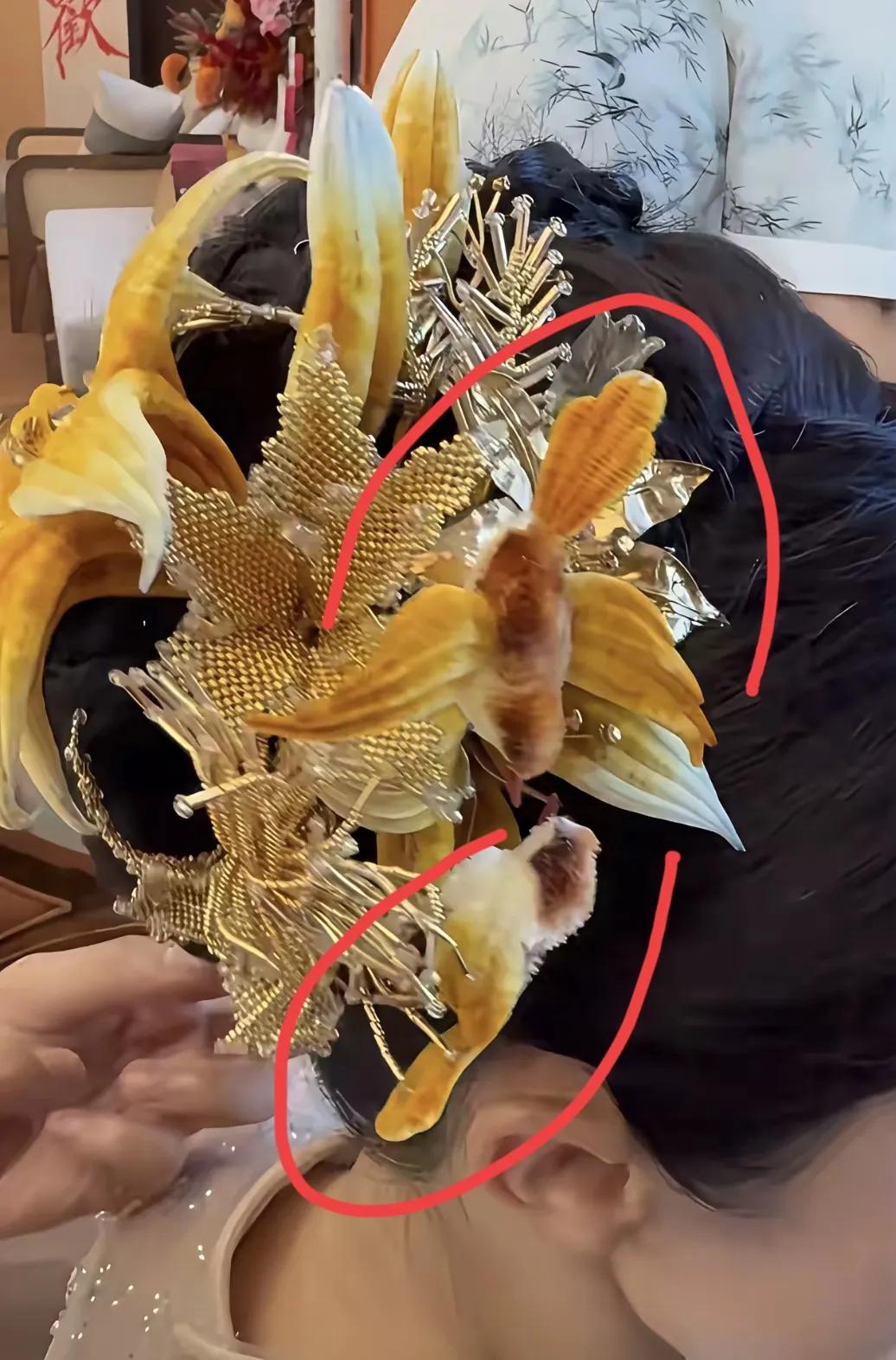 董璇婚礼上，
惊奇的发现，不知道这是何寓意？
头饰中一朵大大的百合我是认出来了！