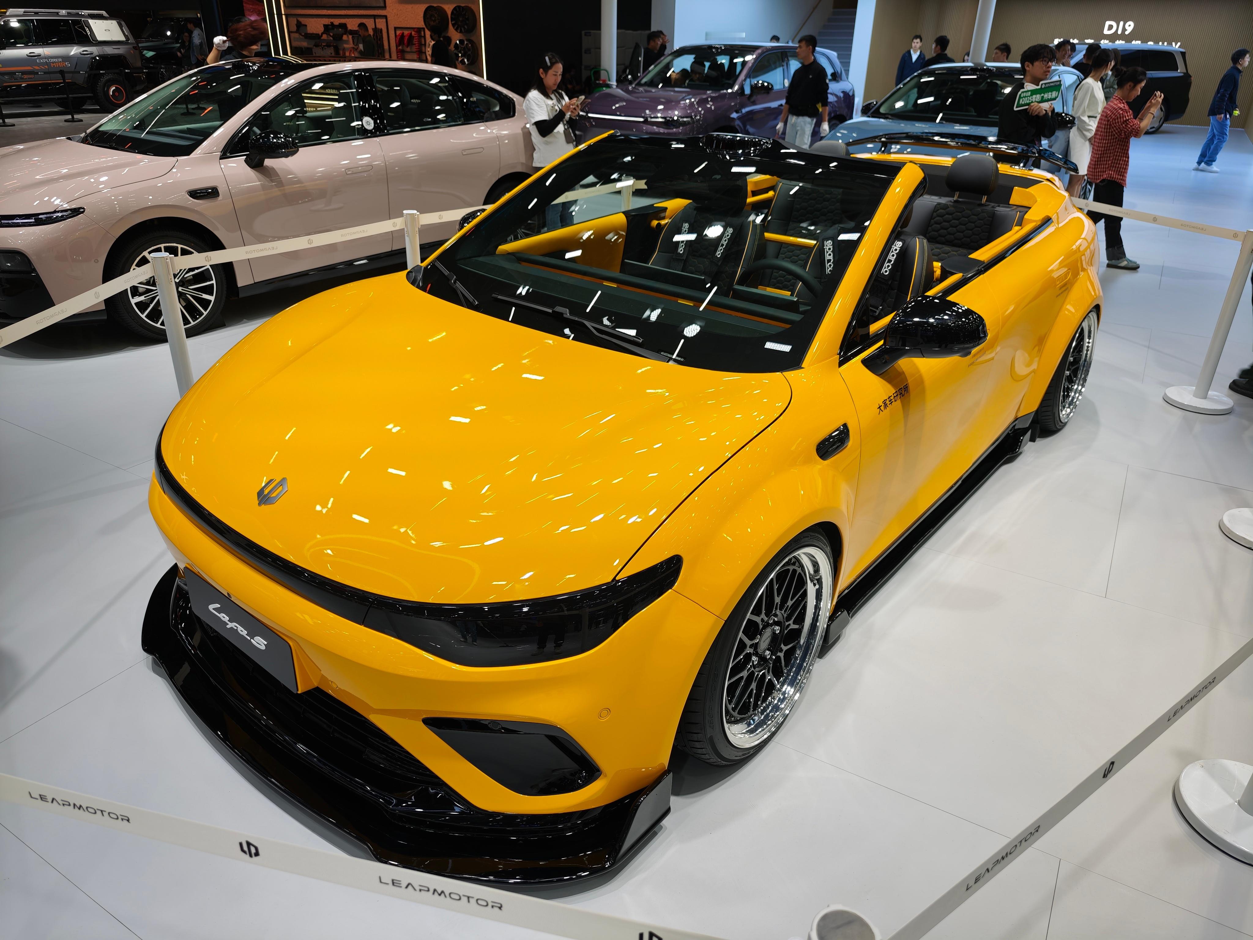 个人觉得，目前为止最好看的零跑就是Lafa5，虽然形不像高尔夫，但气质上有点相似