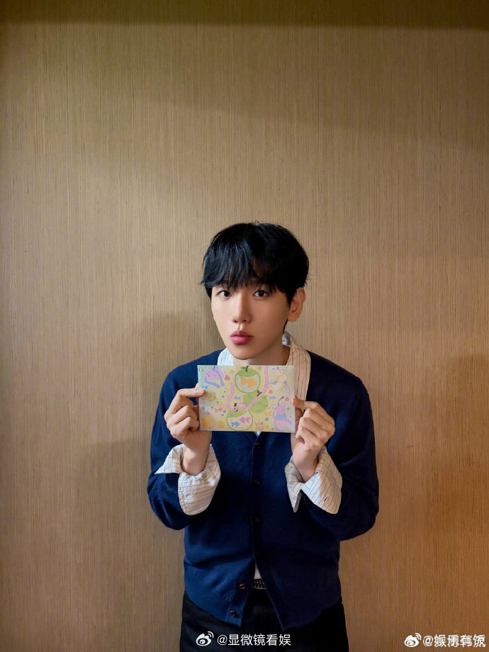 边伯贤拍照认证中粉的信 边伯贤拍照认证了中粉的信，双向奔赴的浪漫真的太好哭了~ 