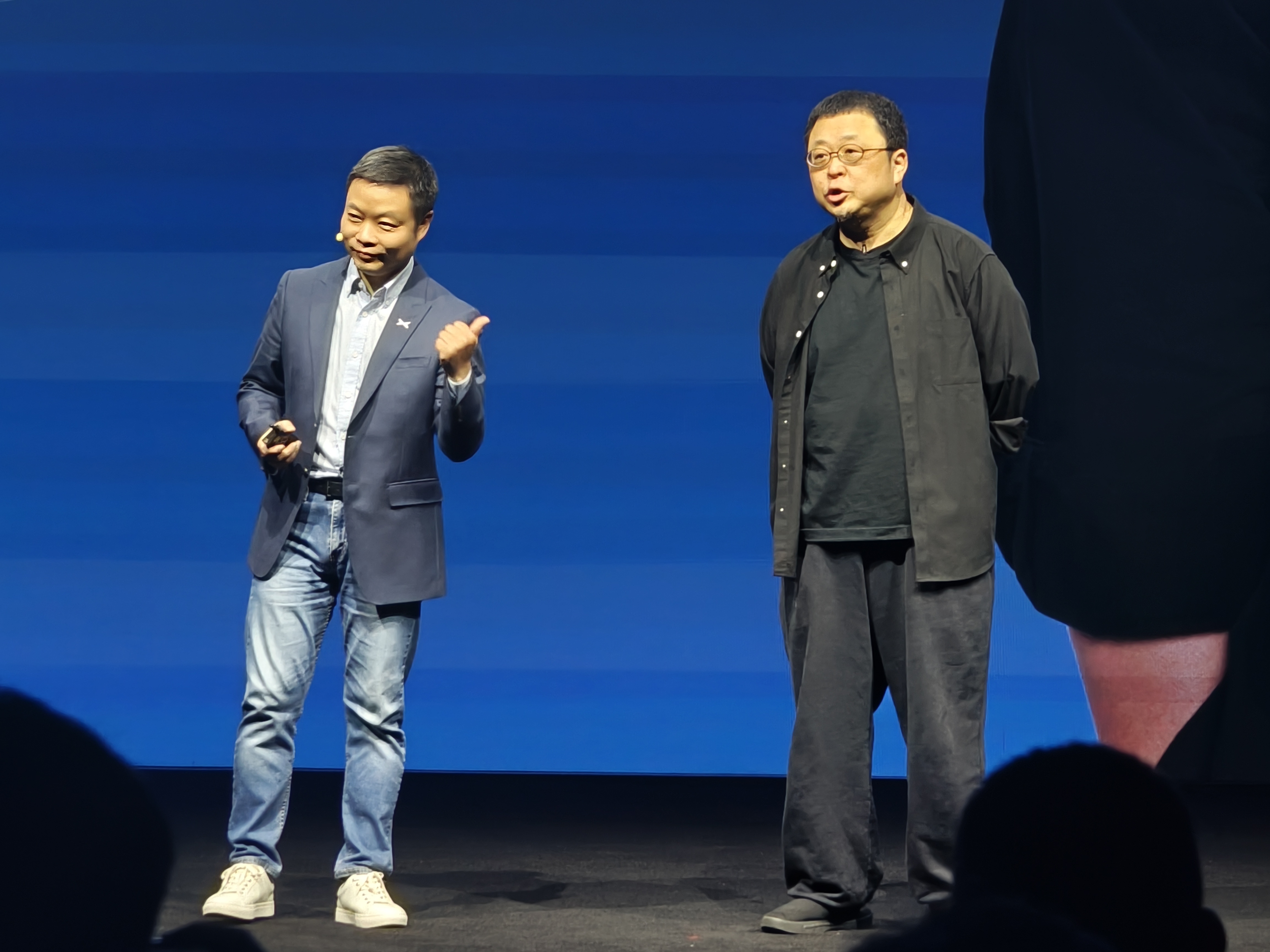 #小鹏P7这次太全面了#罗永浩和大师兄同台了，在台上罗永浩说了这么一句话：“自动