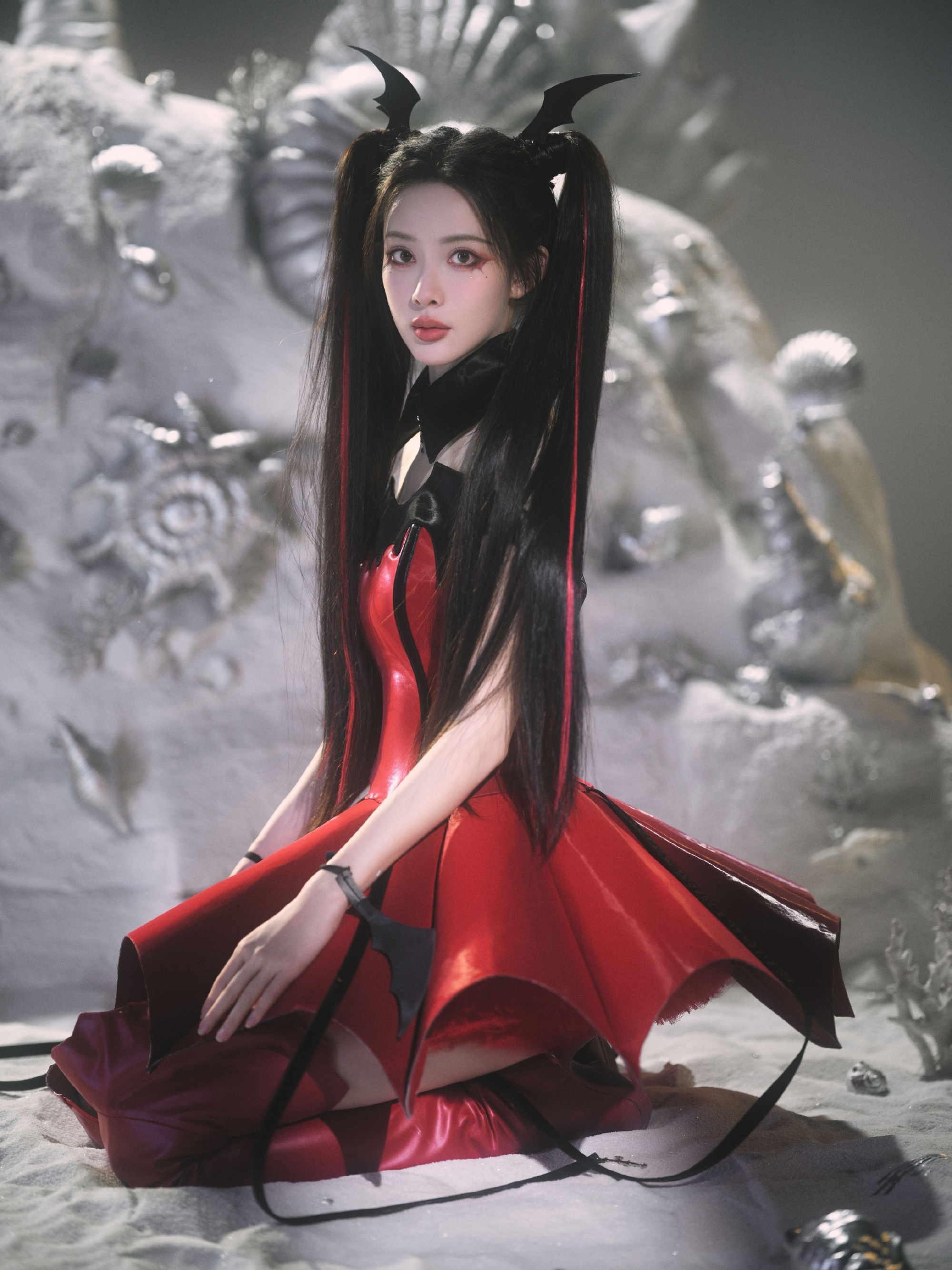 孟子义cos月咏歌呗，暗黑风格生日大片上线。孟子义